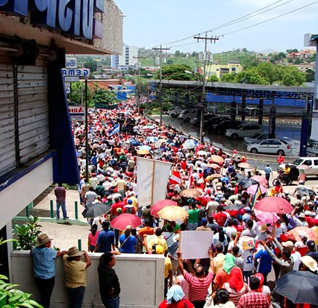 As entidades de base hondurenhas demonstram suas forças através de mobilização e mártires da Contra travestida de exército nacional. - Foto:habla honduras